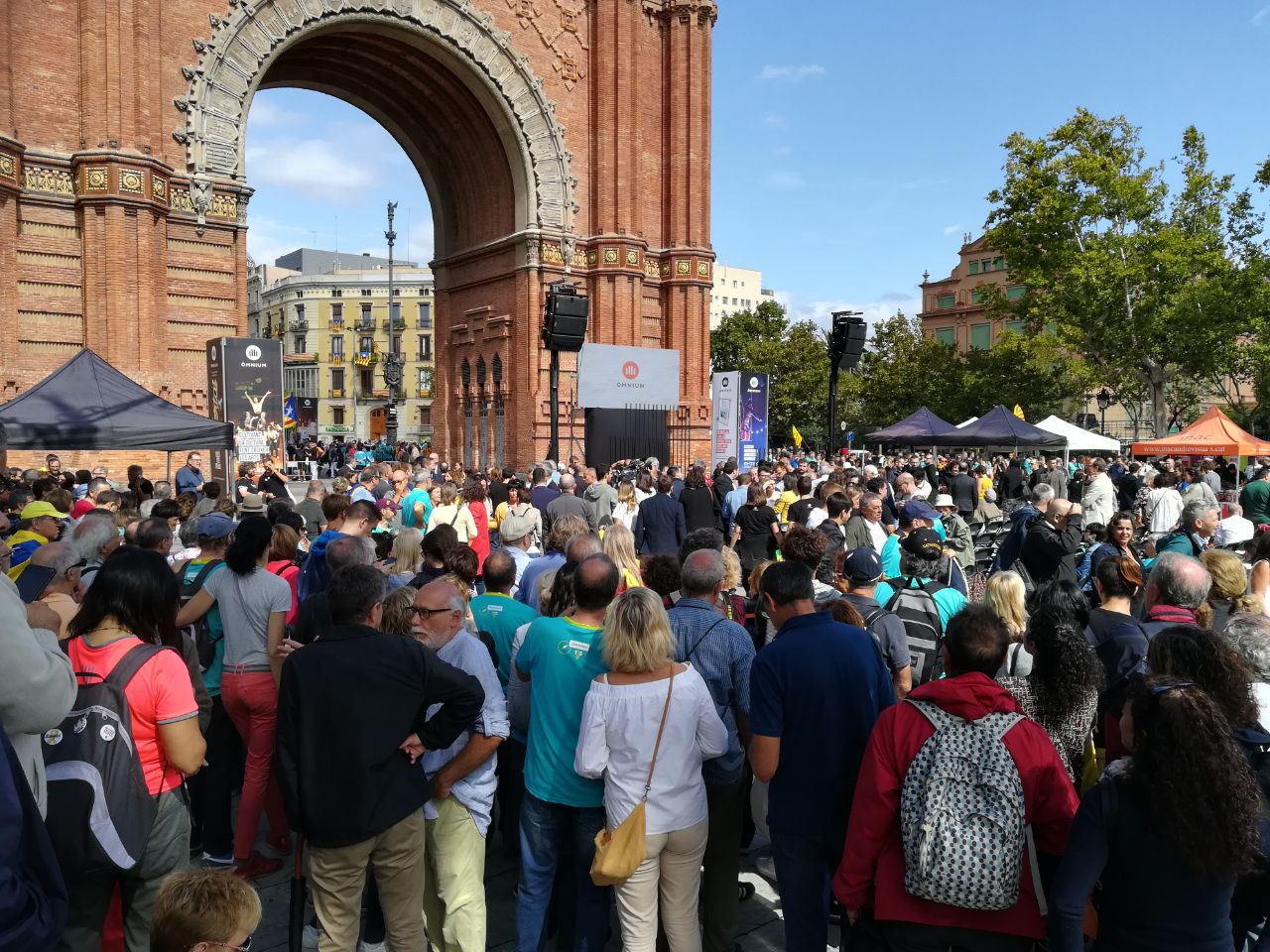 Acte d'Òmnium Cultural al passeig Lluís Companys